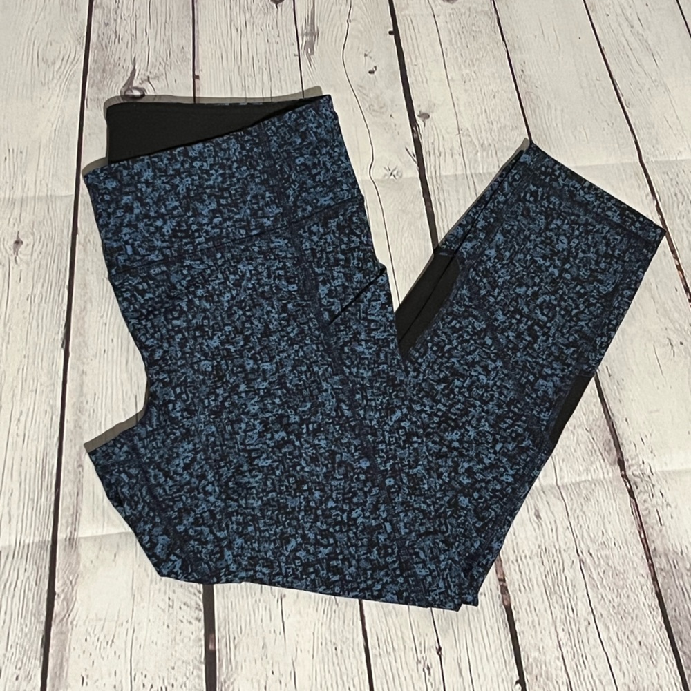 Lululemon Outrun 17” Crop in Iced Wave Capri Black/ Black